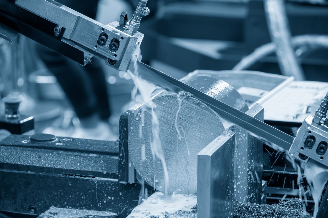 D&eacute;coupe de profils en m&eacute;tal par scie &agrave; ruban automatique