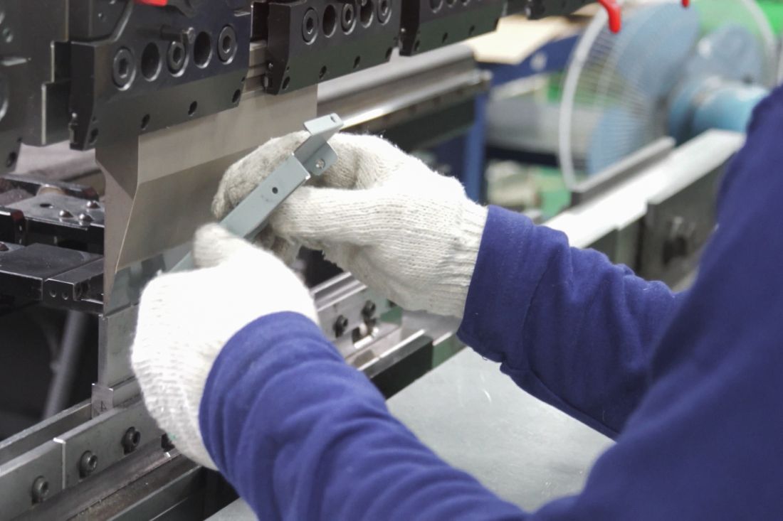 Pliage d'une pi&egrave;ce m&eacute;tallique, dans l'atelier de M&eacute;tal Production Industry &agrave; Gouesnou pr&egrave;s de Brest