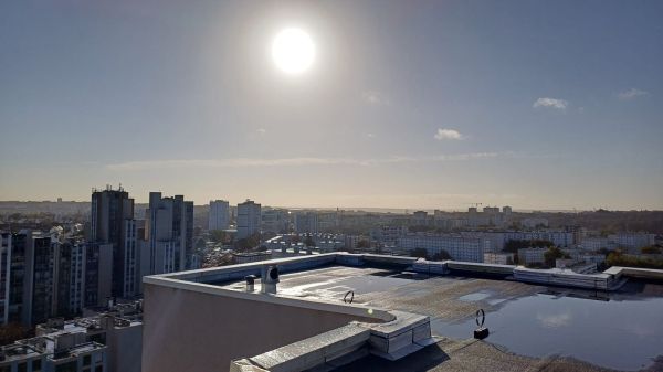 Manutention d’un extracteur sur un immeuble de 16 étages – (un grutage qui donne le vertige)